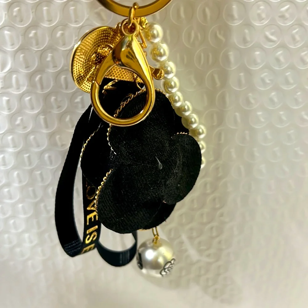 NWT Flower Pearl Elegant Keychain or Handbag Charm no matter how you wear it 🔥 - Picture 10 of 14